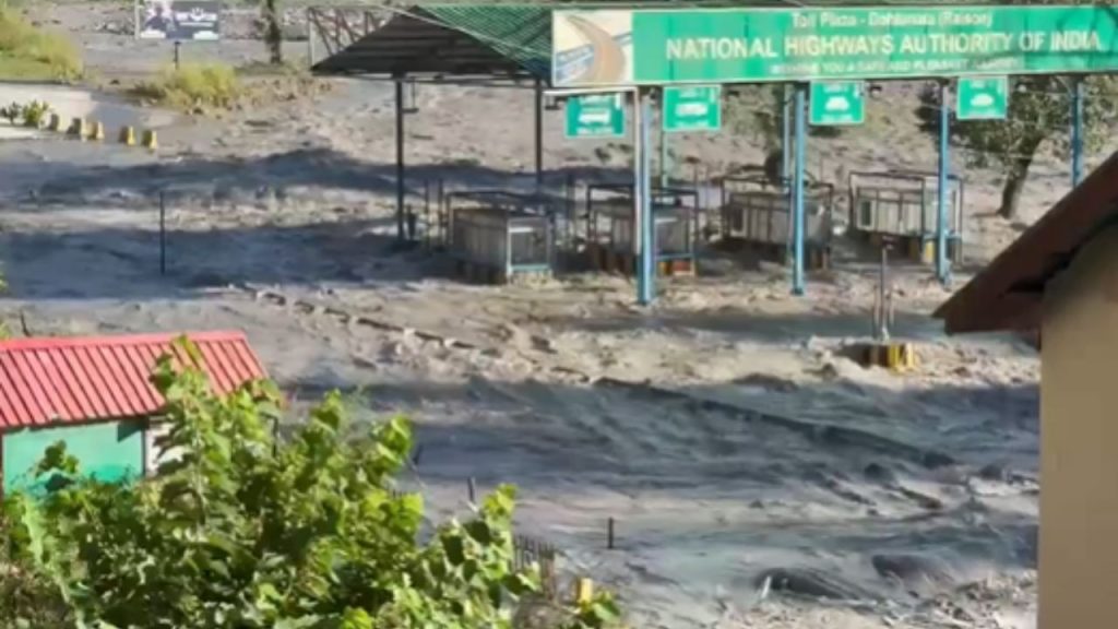 हिमाचल प्रदेश में लगातार हो रही बारिश की वजह से लोगों का आम जीवन बुरी तरह...