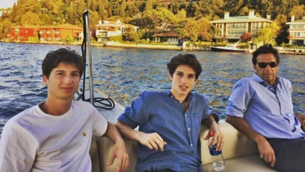 ભૂતપૂર્વ પાકિસ્તાનના વડા પ્રધાન ઇમરાન ખાનાના પુત્ર કાસિમે કહ્યું કે આ બાબત … पाकिस्तान के पूर्व प्रधानमंत्री इमरान खान के बेटे कासिम ने कहा कि इस मामले...