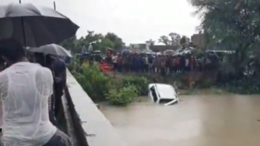 ઉત્તર પ્રદેશના ગોંડામાં એક દુ painful ખદાયક અકસ્માત થયો છે. માર્ગ અકસ્માતમાં 11 લોકો … उत्तर प्रदेश के गोंडा में दर्दनाक हादसा हुआ है. सड़क हादसे में 11 लोगों की...