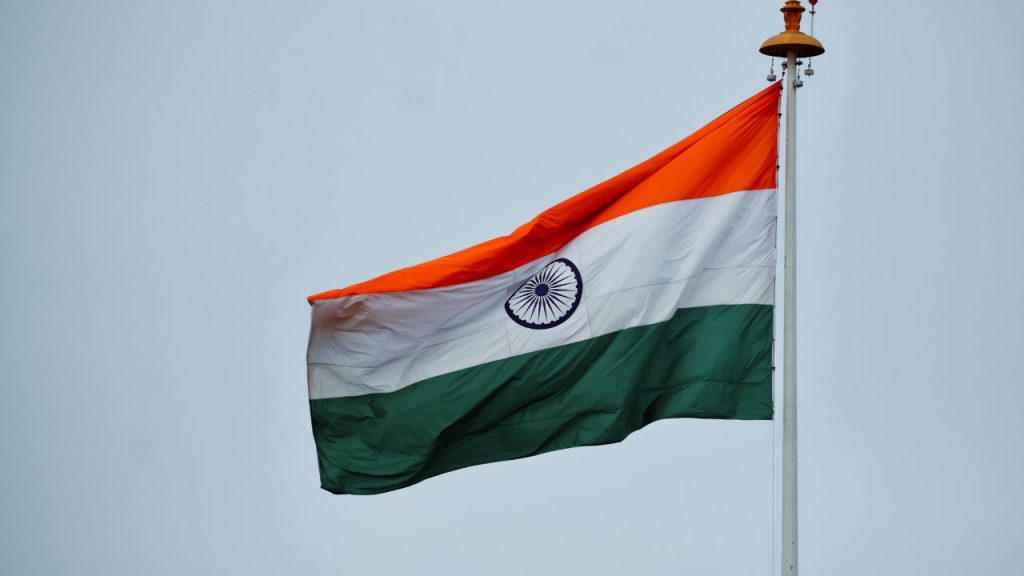 ખરેખર, ભારતીય ધ્વજ કોડ, 2002 ના નિયમોનું વિગતવાર વર્ણન, જે … दरअसल, भारतीय ध्वज संहिता, 2002 में नियमों का एक विस्तृत विवरण दिया गया है, जो...