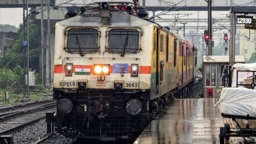 रेलवे का कहना है कि इस योजना का मकसद त्योहारों के सीजन में ट्रेनों के दोनों...