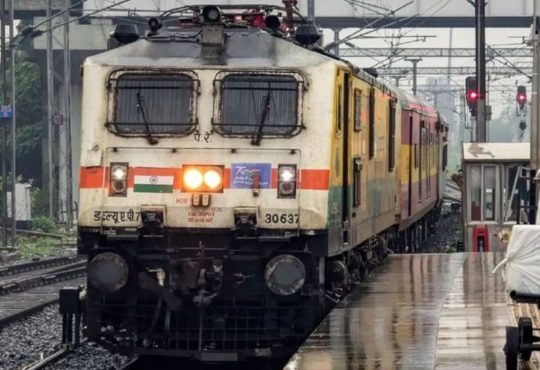 रेलवे का कहना है कि इस योजना का मकसद त्योहारों के सीजन में ट्रेनों के दोनों...