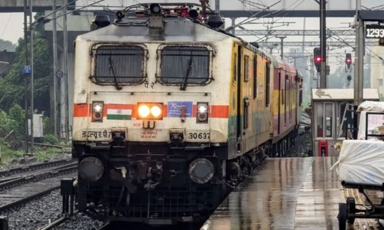 रेलवे का कहना है कि इस योजना का मकसद त्योहारों के सीजन में ट्रेनों के दोनों...