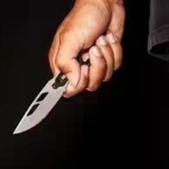 इंदौर में एक ढाबे के मालिक की तीन लोगों ने चाकू मारकर हत्या कर दी, क्योंकि...
