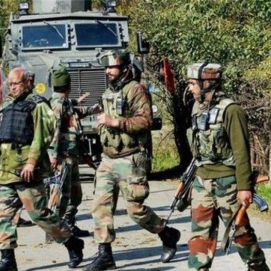 जम्मू-कश्मीर के किश्तवाड़ क्षेत्र में रविवार को सुरक्षा बलों और...