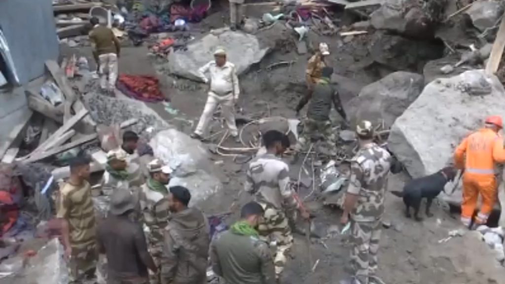 कश्मीर के मुख्य सचिव अटल डुल्लू ने शनिवार को बादल फटने से प्रभावित चिसोती...