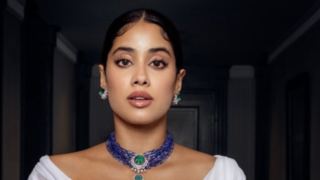 જહનાવી કપૂરને વિડિઓ સાથે સોશિયલ મીડિયા પર ટ્રોલ કરવામાં આવી રહી છે. આ … जाह्नवी कपूर सोशल मीडिया पर अपने एक वीडियो को लेकर ट्रोल हो रही हैं। इस...