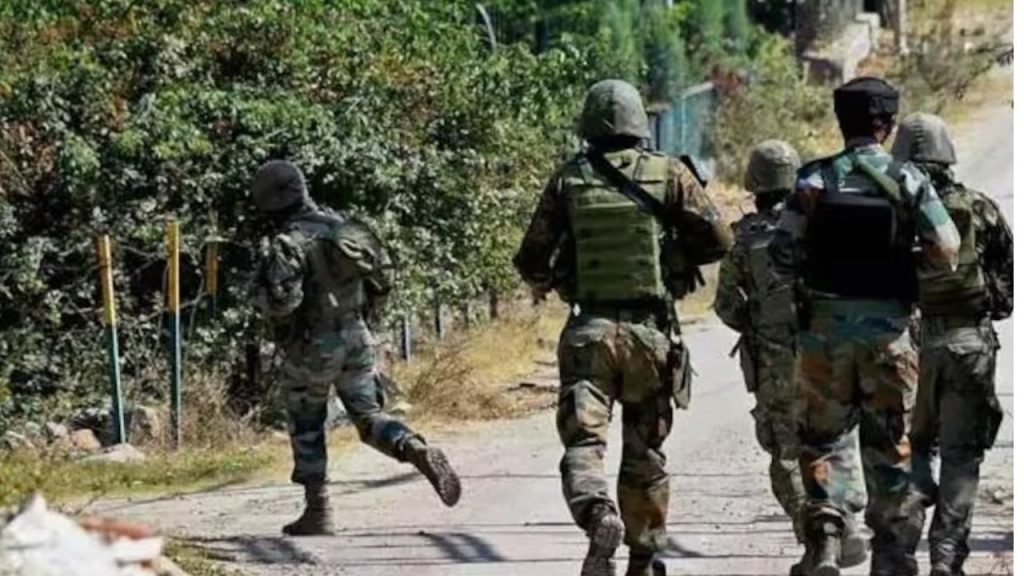 झारखंड के पश्चिमी सिंहभूम जिले के गोइलकेरा में सीआरपीएफ और पुलिस के साथ...