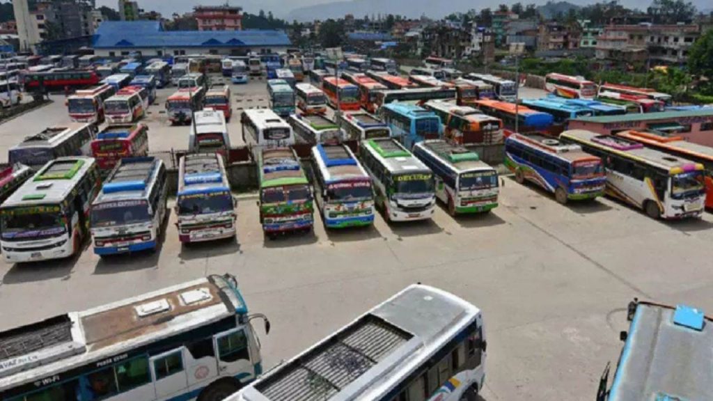 રાજ્યના ઘણા ભાગોમાં કર્ણાટકમાં પરિવહન કર્મચારીઓ હડતાલ … कर्नाटक में परिवहन कर्मचारियों की हड़ताल ने राज्य के कई हिस्सों में...