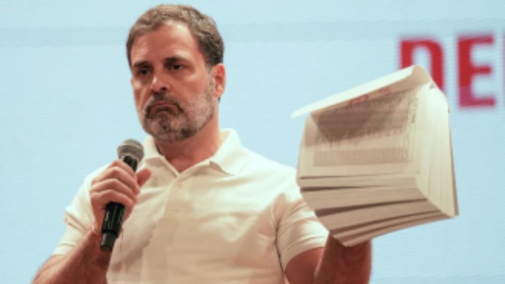 कर्नाटक की सत्ताधारी कांग्रेस में एक बार फिर दरारें साफ दिखने लगी हैं. वजह...