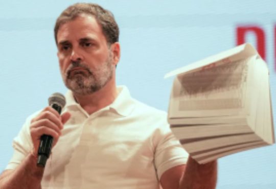 कर्नाटक की सत्ताधारी कांग्रेस में एक बार फिर दरारें साफ दिखने लगी हैं. वजह...