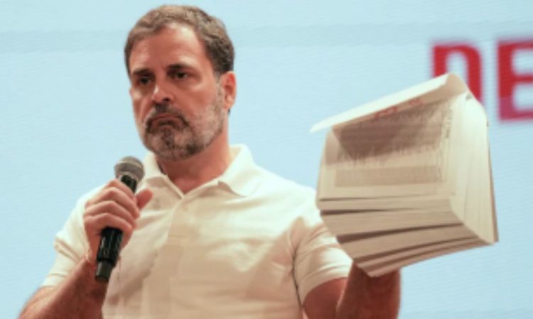 कर्नाटक की सत्ताधारी कांग्रेस में एक बार फिर दरारें साफ दिखने लगी हैं. वजह...