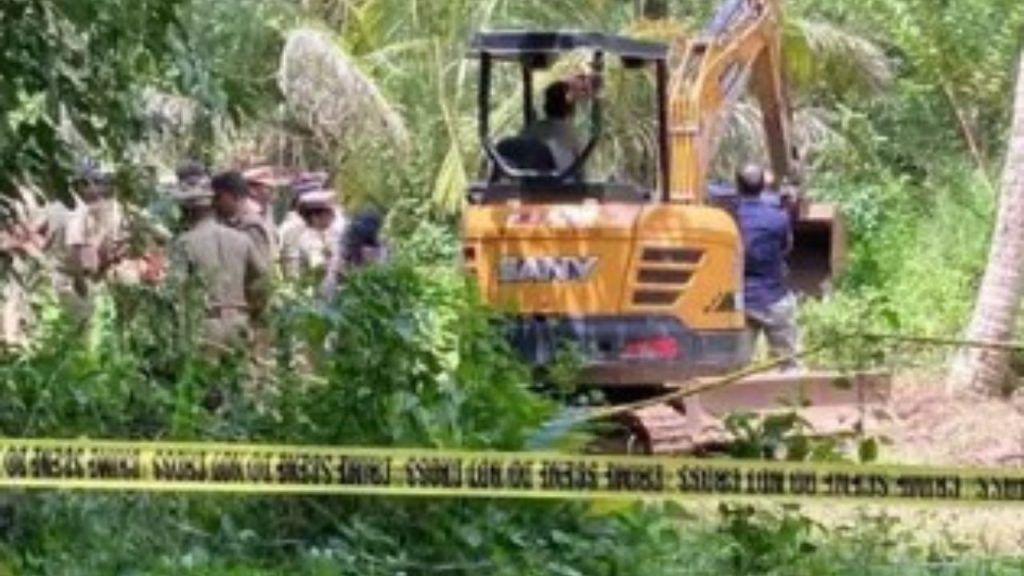 केरल के अलप्पुझा में रियल एस्टेट ब्रोकर सी एम सेबेस्टियन के घर की तलाशी...