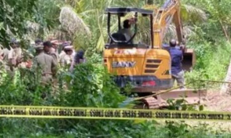 केरल के अलप्पुझा में रियल एस्टेट ब्रोकर सी एम सेबेस्टियन के घर की तलाशी...