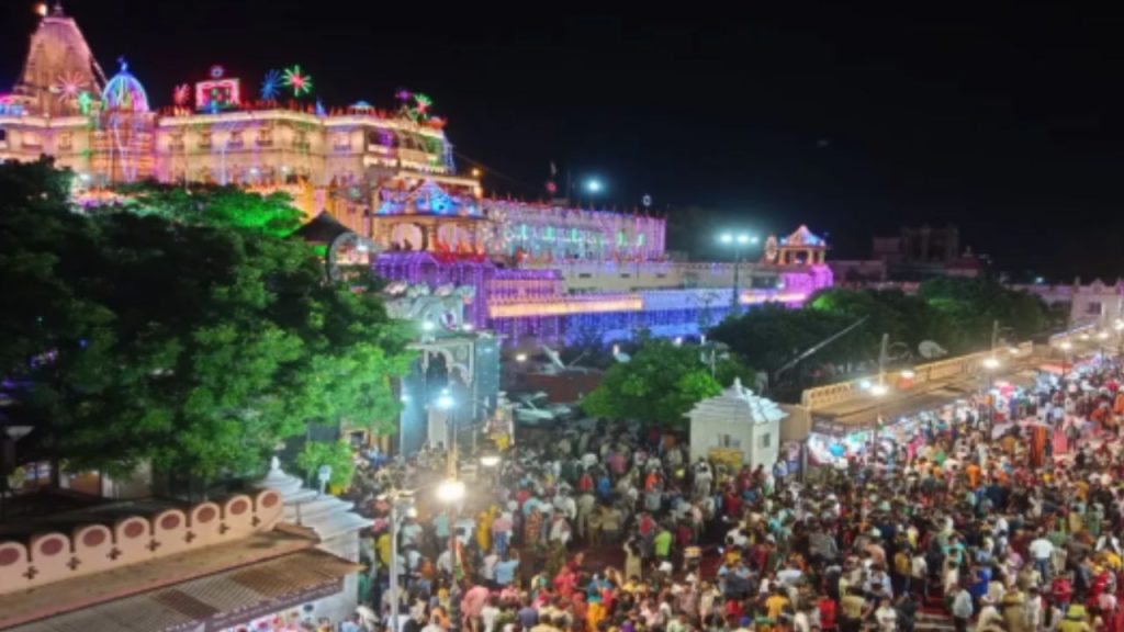 Janmashtami 2025: मथुरा-वृंदावन में 16 अगस्त 2025 को जन्माष्टमी मनाई जाएगी. इस लेख में...