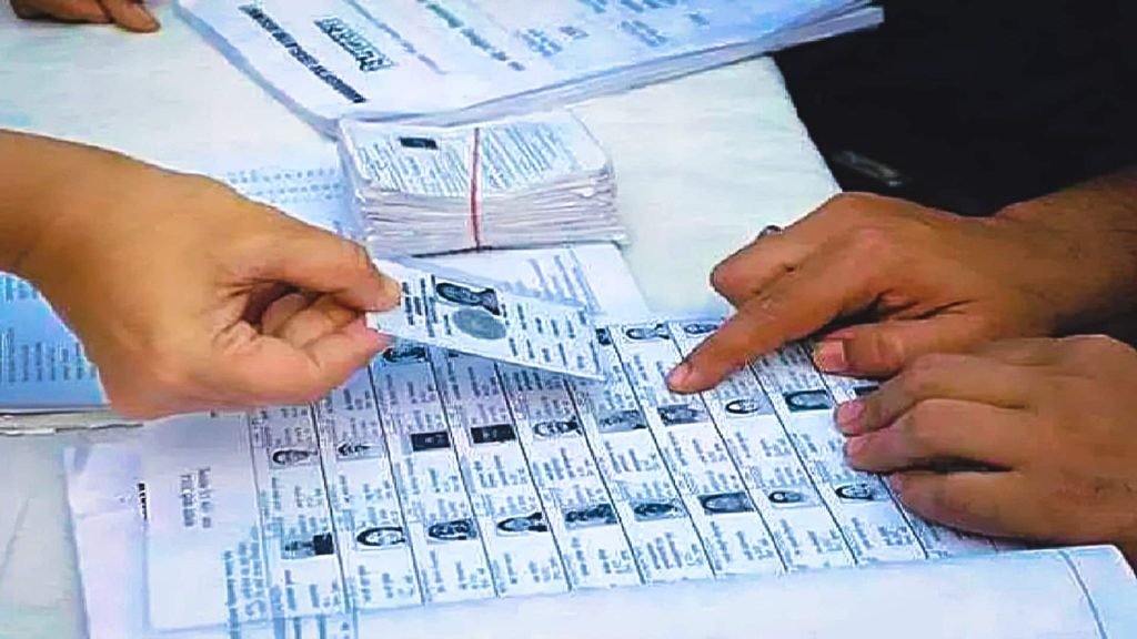 पश्चिम बंगाल में मतदाता सूची में गड़बड़ी पकड़ी गई, 4 चुनाव अधिकारियों का होगा निलंबन