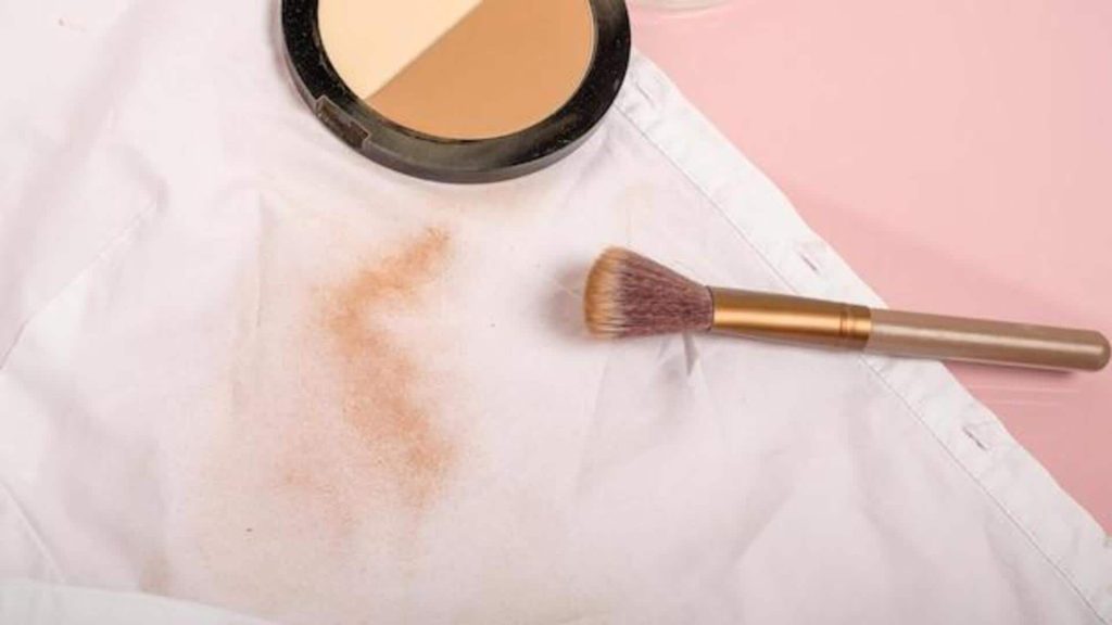 कपड़ों पर मेकअप का दाग लग गया है? इन 5 तरीकों से आसानी से हटाएं