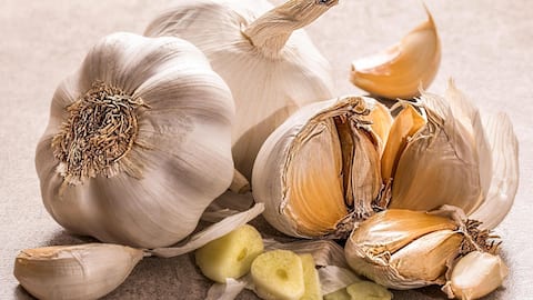 રાત્રે સૂતા પહેલા દરરોજ લસણની મસાજ કરો, આ મુખ્ય ફાયદાઓ મળશે રાત્રે સૂતા પહેલા દરરોજ લસણની મસાજ કરો, આ મુખ્ય ફાયદાઓ મળશે