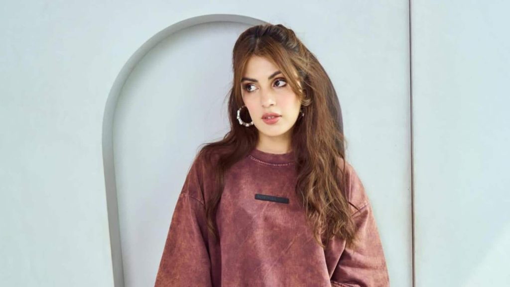 રિયા ચક્રવર્તી મુંબઈ એરપોર્ટ પર પાપારાય ખાતે ફાટી નીકળ્યો, કહ્યું- મને અનુસરશો નહીં रिया चक्रवर्ती मुंबई हवाई अड्डे पर पैपराजी पर भड़कीं, बोलीं- मेरे पीछे मत आओ