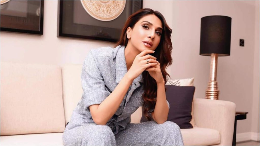 वाणी कपूर की इस ड्रेस की कीमत जानकर चौंक जाएंगे आप, क्या आपने देखीं तस्वीरें? 