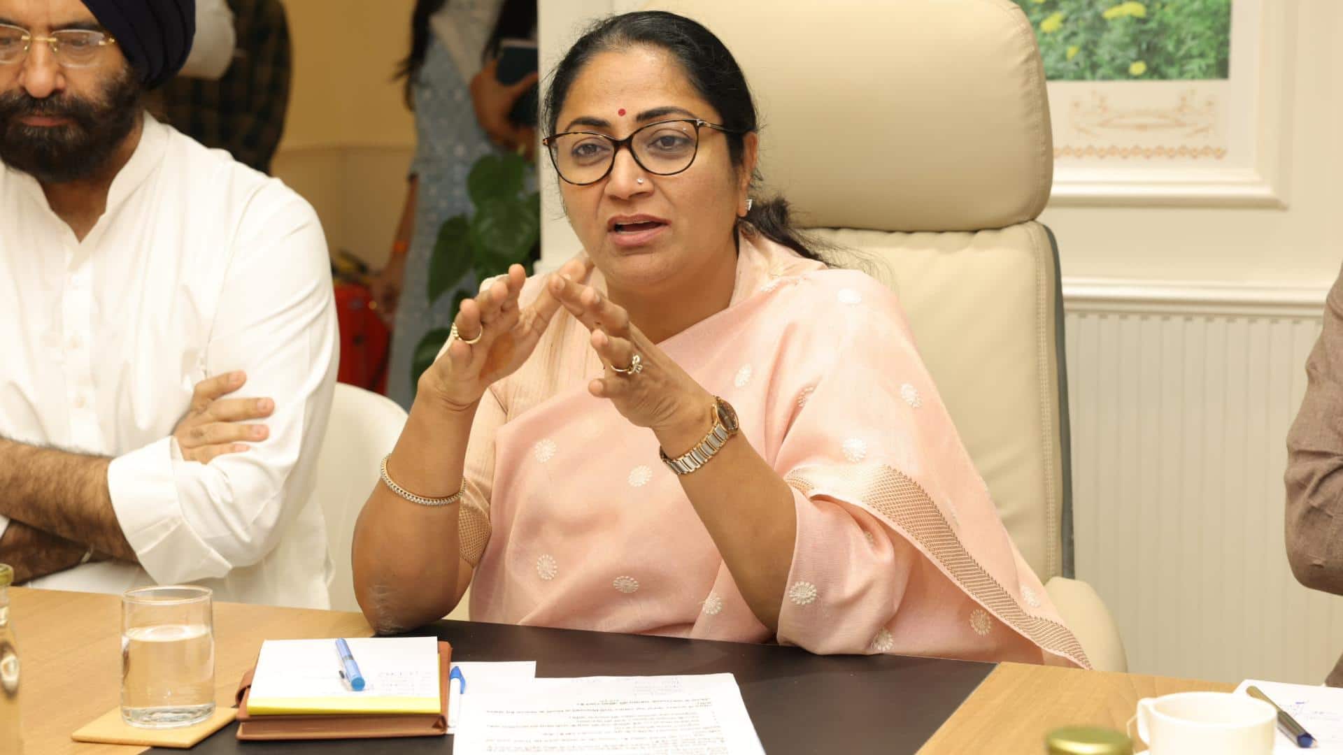 દિલ્હીના મુખ્ય પ્રધાન રેખા ગુપ્તા પર હુમલો કરવામાં આવ્યો હતો, કેમ્પ office ફિસમાં જાહેર સુનાવણી કરવામાં આવી હતી દિલ્હીના મુખ્ય પ્રધાન રેખા ગુપ્તા પર હુમલો કરવામાં આવ્યો હતો, કેમ્પ office ફિસમાં જાહેર સુનાવણી કરવામાં આવી હતી