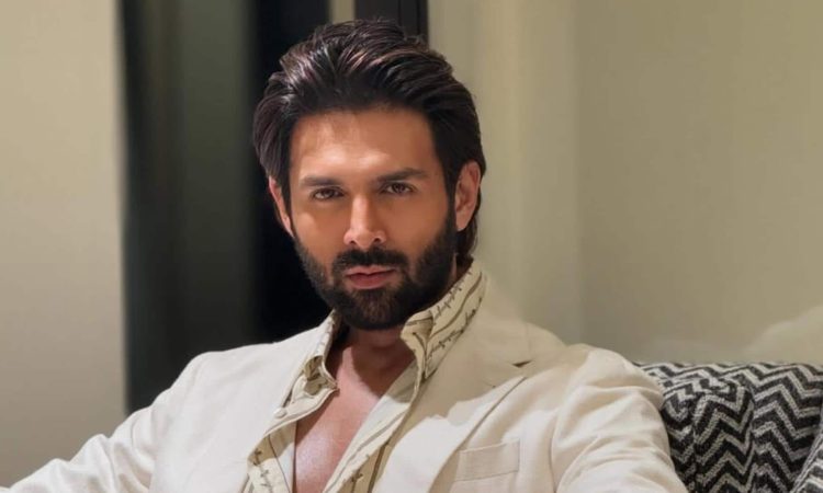 'अमरन' के निर्देशन राजकुमार पेरियासामी से बातचीत कर रहे कार्तिक आर्यन, सामने आई ये जानकारी
