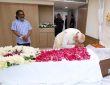 दिल्ली में शिबू सोरेन को प्रधानमंत्री नरेंद्र मोदी ने दी श्रद्धांजलि, हेमंत सोरेन को बंधाया ढांढस