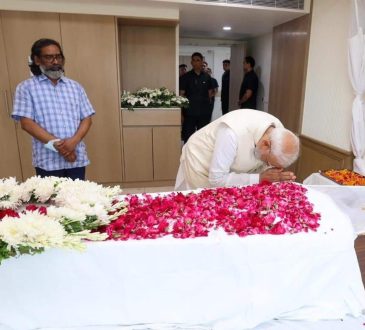 दिल्ली में शिबू सोरेन को प्रधानमंत्री नरेंद्र मोदी ने दी श्रद्धांजलि, हेमंत सोरेन को बंधाया ढांढस