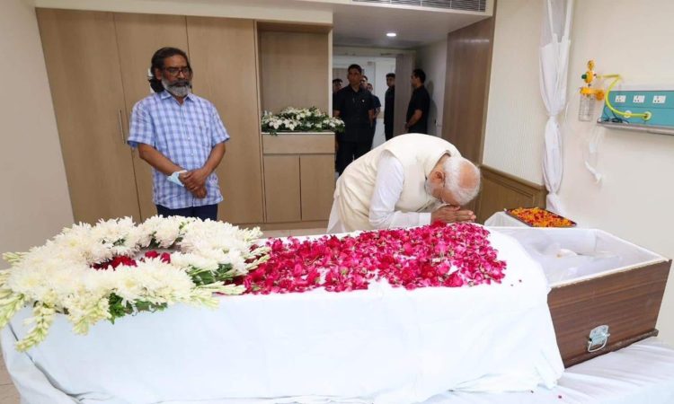 दिल्ली में शिबू सोरेन को प्रधानमंत्री नरेंद्र मोदी ने दी श्रद्धांजलि, हेमंत सोरेन को बंधाया ढांढस