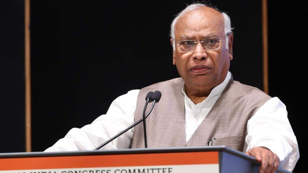 मल्लिकार्जुन खड़गे ने ट्रंप के टैरिफ को लेकर प्रधानमंत्री मोदी को घेरा, गिराई 5 कमियां