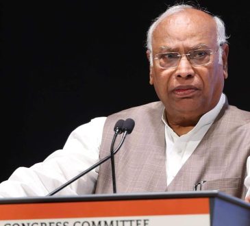 मल्लिकार्जुन खड़गे ने ट्रंप के टैरिफ को लेकर प्रधानमंत्री मोदी को घेरा, गिराई 5 कमियां