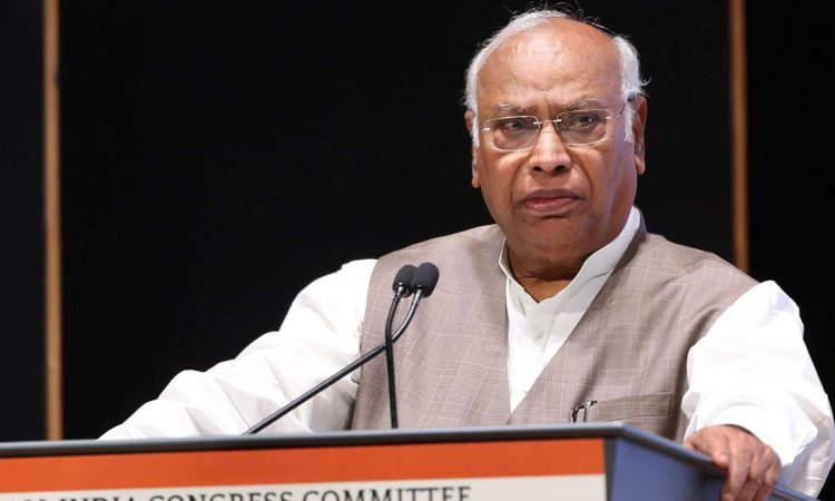 मल्लिकार्जुन खड़गे ने ट्रंप के टैरिफ को लेकर प्रधानमंत्री मोदी को घेरा, गिराई 5 कमियां
