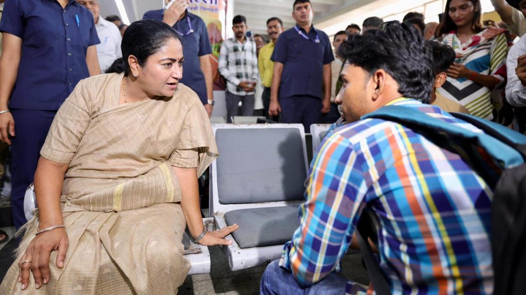 दिल्ली की मुख्यमंत्री रेखा गुप्ता का ऐलान, झुग्गी-बस्ती वालों को घर दिए बिना नहीं चलेगा बुलडोजर 