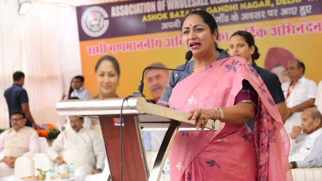 मुख्यमंत्री रेखा गुप्ता के कार्यक्रम में 2 लोगों को पकड़ा गया, हंगामा करने का संदेह