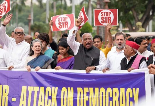 INDIA गठबंधन ने निकाला 'वोट चोरी' मार्च, हिरासत में लिए गए राहुल गांधी और प्रियंका 