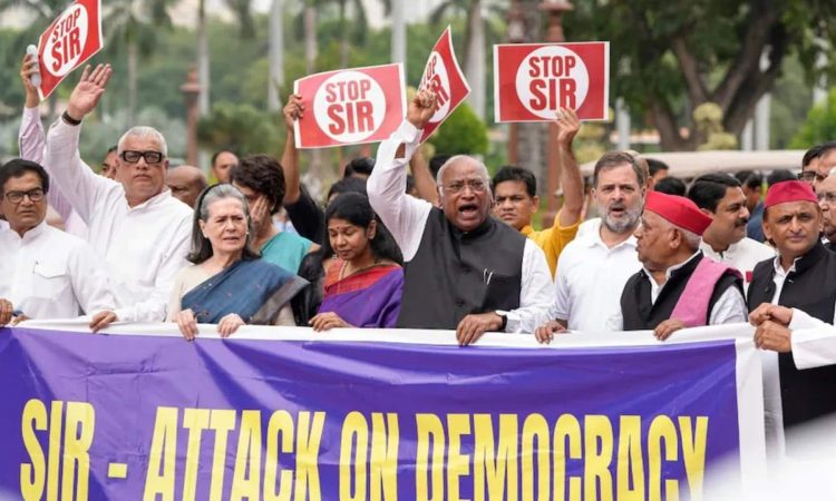 INDIA गठबंधन ने निकाला 'वोट चोरी' मार्च, हिरासत में लिए गए राहुल गांधी और प्रियंका 