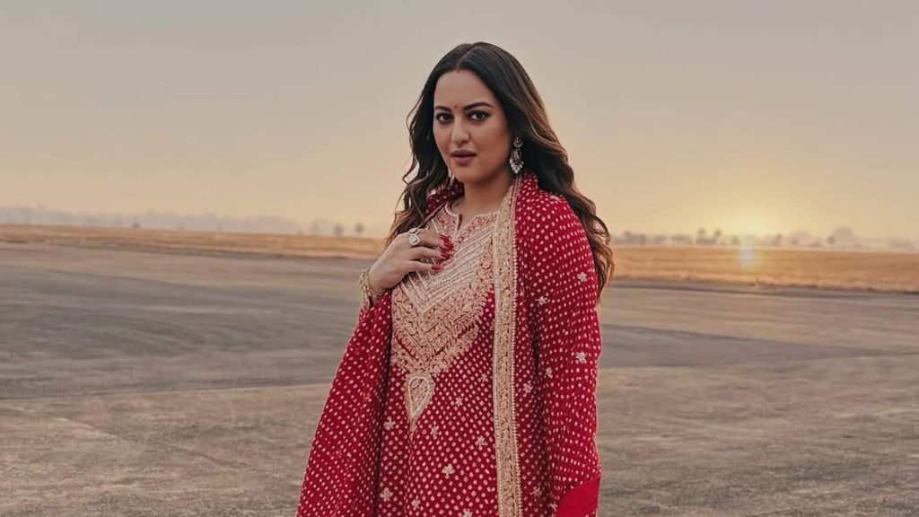 सोनाक्षी सिन्हा की पहली तेलुगु फिल्म 'जटाधारा' का पोस्टर जारी, जानिए कब रिलीज होगा टीजर 