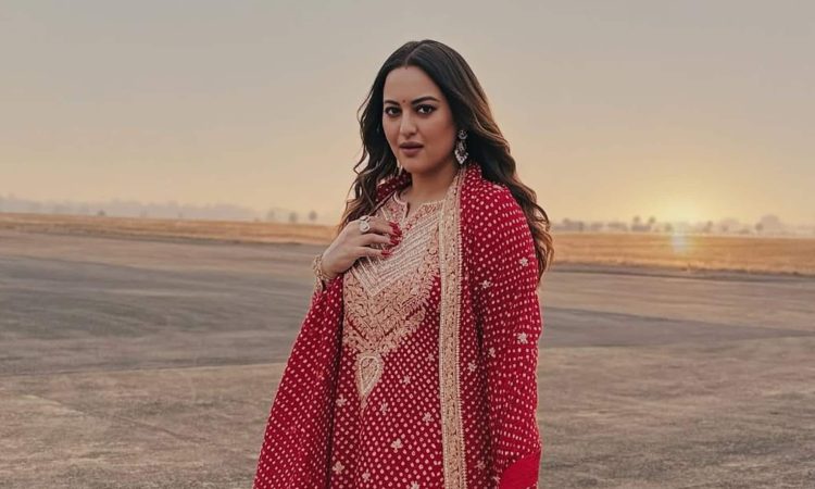 सोनाक्षी सिन्हा की पहली तेलुगु फिल्म 'जटाधारा' का पोस्टर जारी, जानिए कब रिलीज होगा टीजर