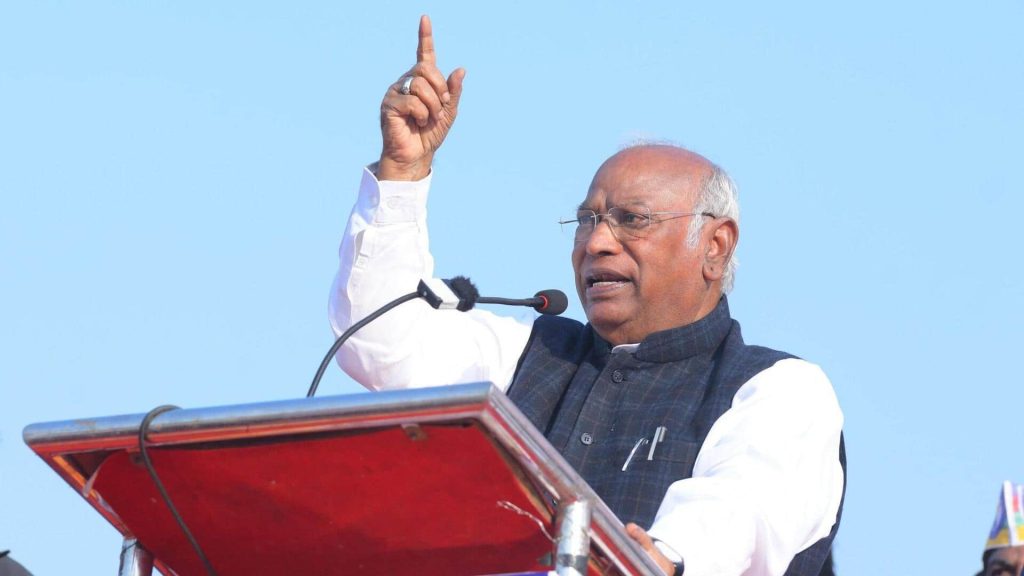 રાજ્યસભામાં સીઆઈએસએફ બોલાવવા પર, ખાર્જે કહ્યું- ગૃહ નાયબ અધ્યક્ષ અથવા અમિત શાહ ચલાવી રહ્યું છે राज्यसभा में CISF बुलाने पर खड़गे बोले- सदन उपसभापति चला रहे हैं या अमित शाह