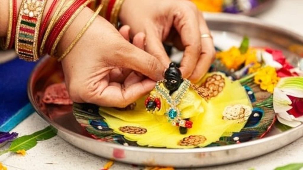 Janmashtami Ki Pooja: जन्माष्टमी के दिन लड्डू गोपाल की सेवा संतान की तरह की जाती है।...
