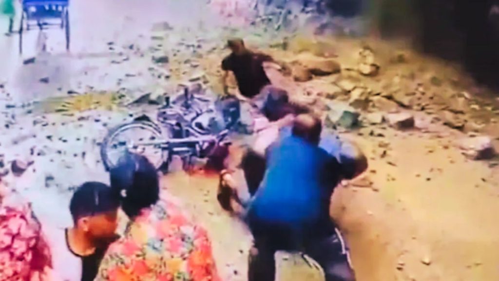 धराली की भीषण आपदा के बाद हरिद्वार में भी पहाड़ टूटकर गिर पड़ा. बाइक सवार...