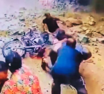 धराली की भीषण आपदा के बाद हरिद्वार में भी पहाड़ टूटकर गिर पड़ा. बाइक सवार...