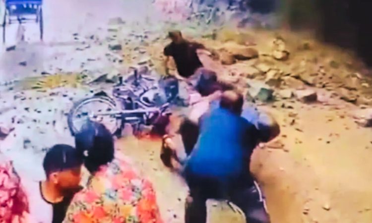 धराली की भीषण आपदा के बाद हरिद्वार में भी पहाड़ टूटकर गिर पड़ा. बाइक सवार...