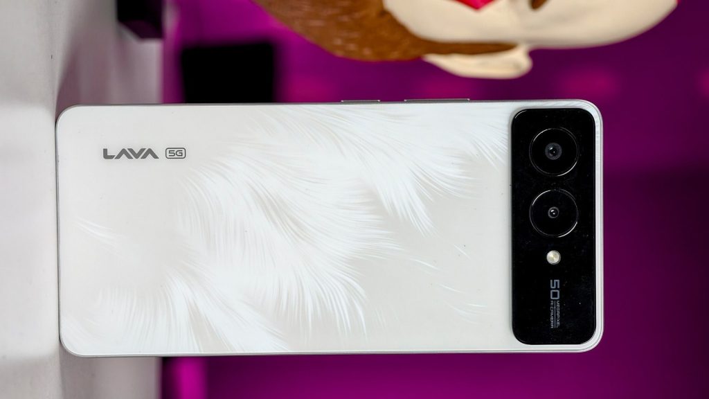 सेगमेंट का सबसे पतला फोन Lava Blaze AMOLED 2 5G भारत में लॉन्च हो गया है। यह फोन बस 7.55mm...