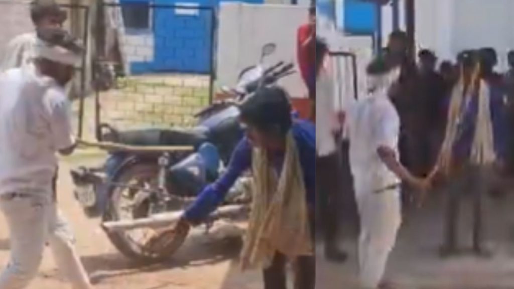 मध्य प्रदेश में एक आदमी ने चोरी के शक में एक युवक की बेरहमी से पीटाई कर दी....