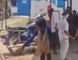 मध्य प्रदेश में एक आदमी ने चोरी के शक में एक युवक की बेरहमी से पीटाई कर दी....