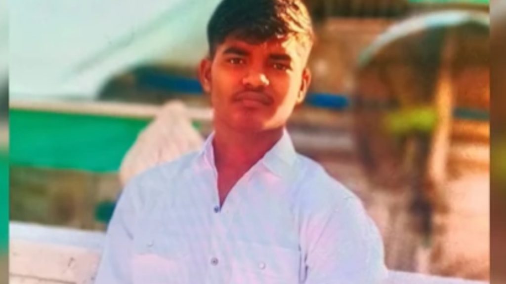 पुलिस ने बताया कि लड़के को गांव ले जाकर बुरी तरह पीटा गया. उसे एक डंडे से...