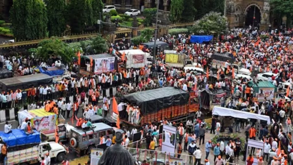 मुंबई की व्यस्त सड़कों पर मराठा आरक्षण आंदोलन ने एक बार फिर हाहाकार मचा...