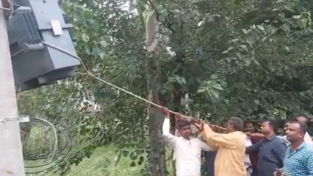 सीतापुर के हरगांव में खराब ट्रांसफॉर्मर की शिकायत पर JE द्वारा असभ्य जवाब...