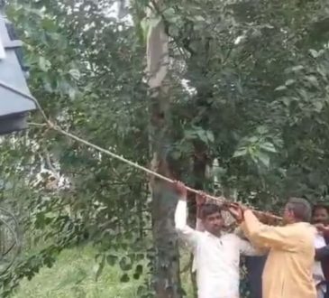 सीतापुर के हरगांव में खराब ट्रांसफॉर्मर की शिकायत पर JE द्वारा असभ्य जवाब...